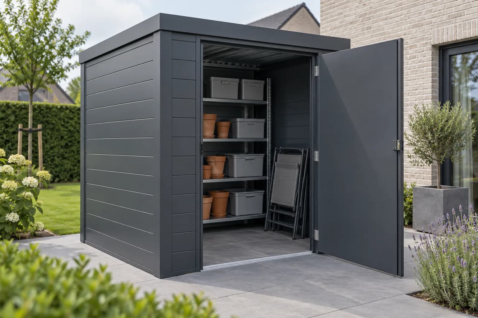 Abri anthracite ouvert avec étagère, bacs gris, pots et chaises pliantes