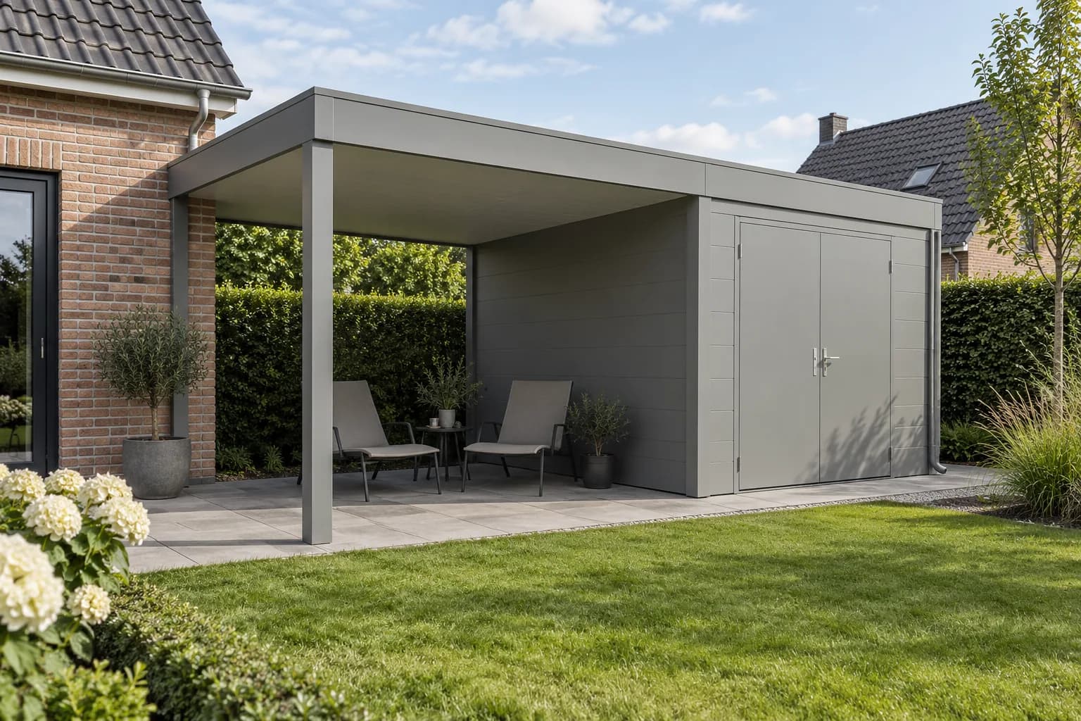 Abri en aluminium gris avec portes pleines et auvent latéral aménagé de deux fauteuils