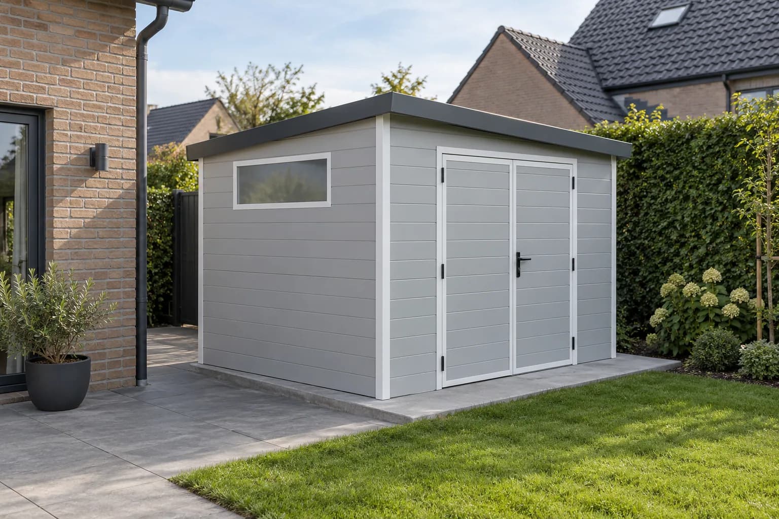Abri en PVC gris clair à double porte, avec profils blancs et fenêtre latérale
