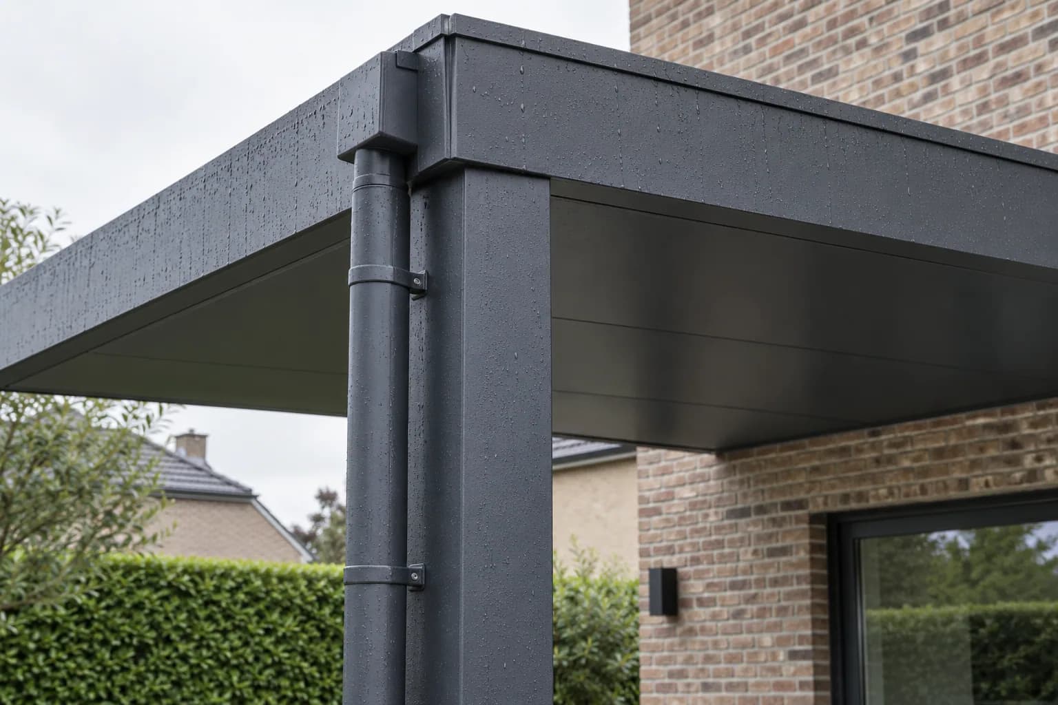 Angle de toiture opaque avec poteau et descente d’eau anthracite fixée par deux colliers