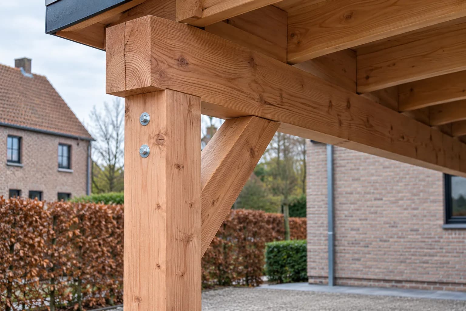 Assemblage d’un poteau, d’une poutre et d’une jambe de force en bois avec boulons galvanisés