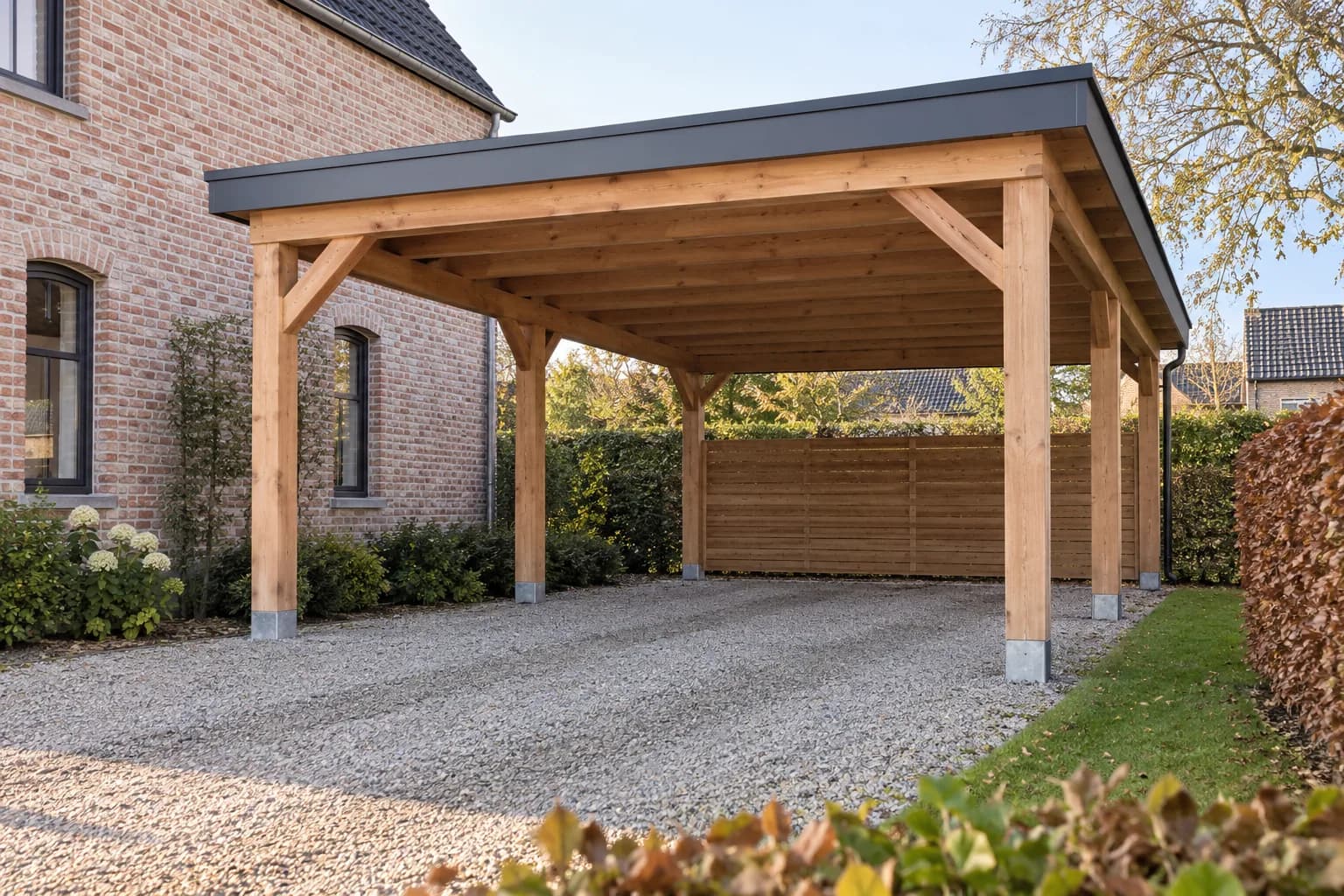 Carport en bois naturel avec six poteaux, jambes de force et écran arrière sur une allée en gravier