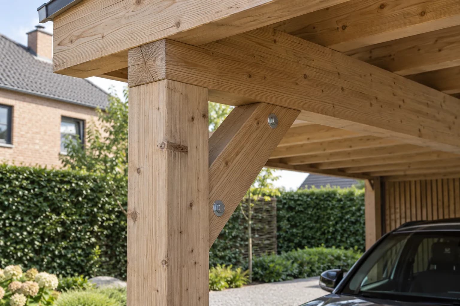 Assemblage d’un poteau, d’une poutre et d’une jambe de force en bois dans la charpente d’un carport double