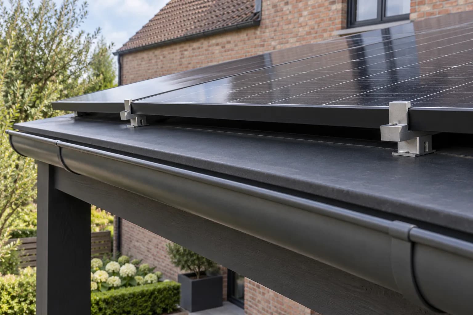 Fixations métalliques d’un panneau photovoltaïque au-dessus de la couverture et de la gouttière d’un carport