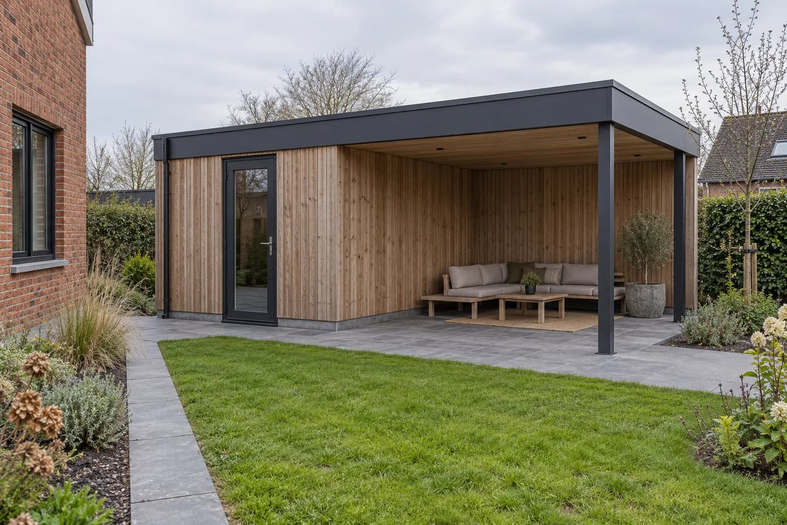 Annexe de jardin en bois avec porte vitrée et salon couvert près d’une maison en briques