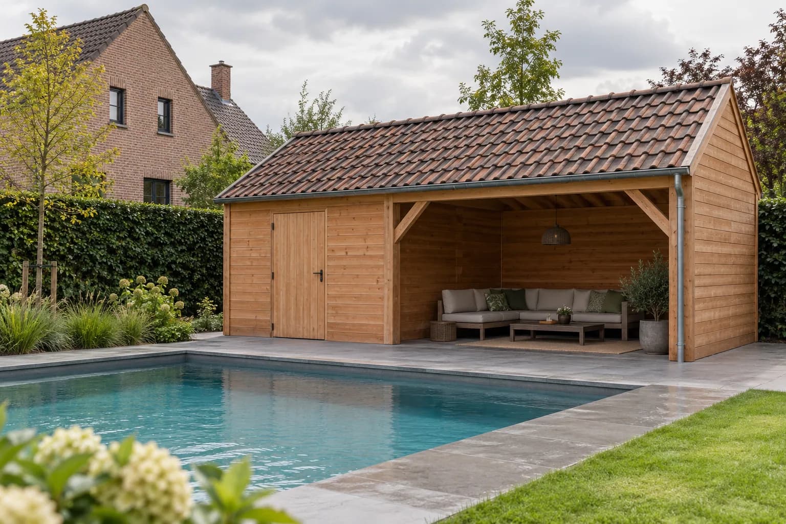 Pool house en bois à toit de tuiles, avec rangement fermé et salon abrité près d’une piscine résidentielle.