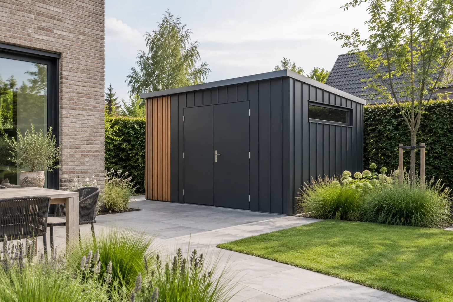 Remise moderne anthracite à bardage vertical, portes doubles et fenêtre haute, avec une bande de bois en façade.
