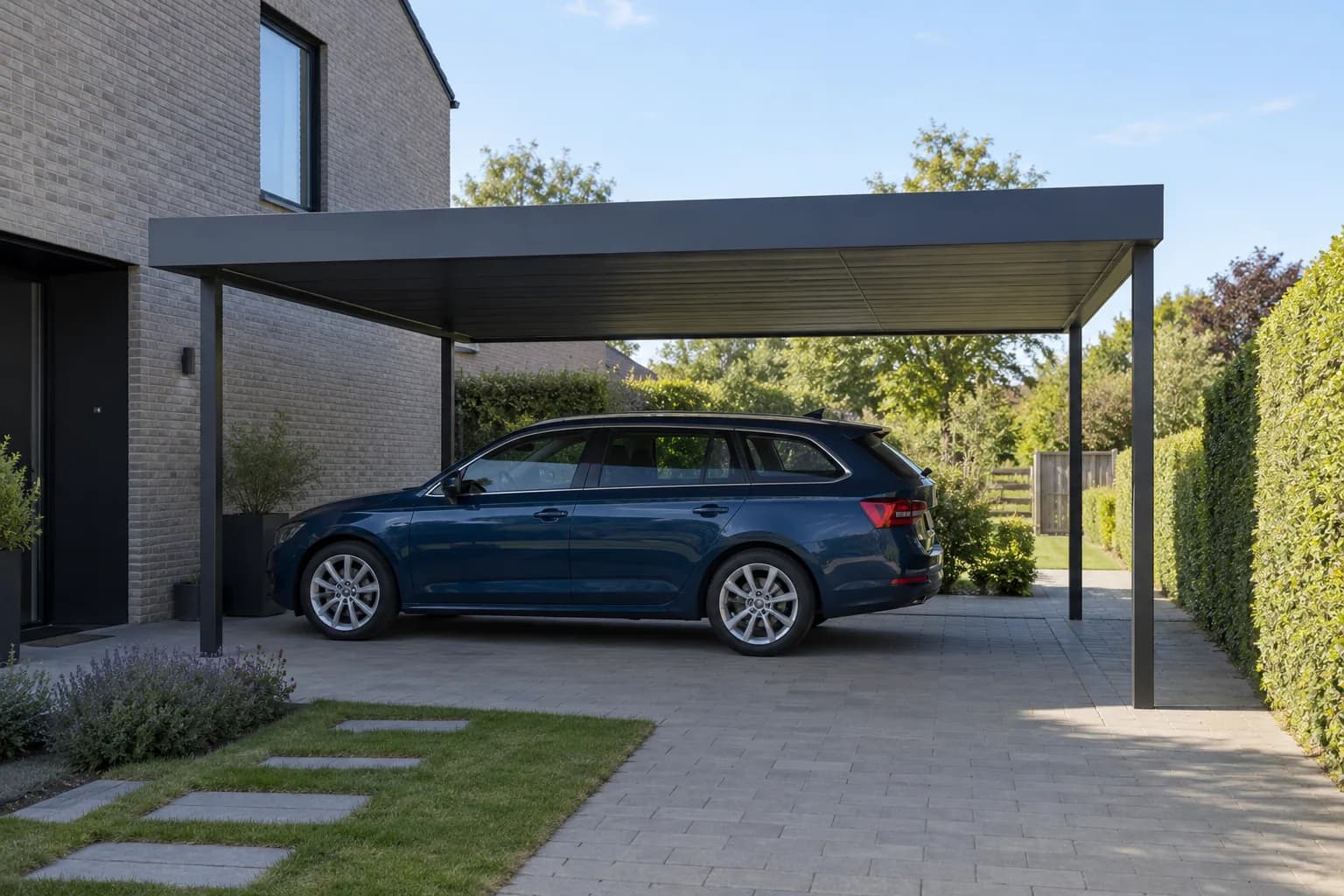 Auto onder een aluminium carport met plat dak en vrije ruimte langs de zijkant.