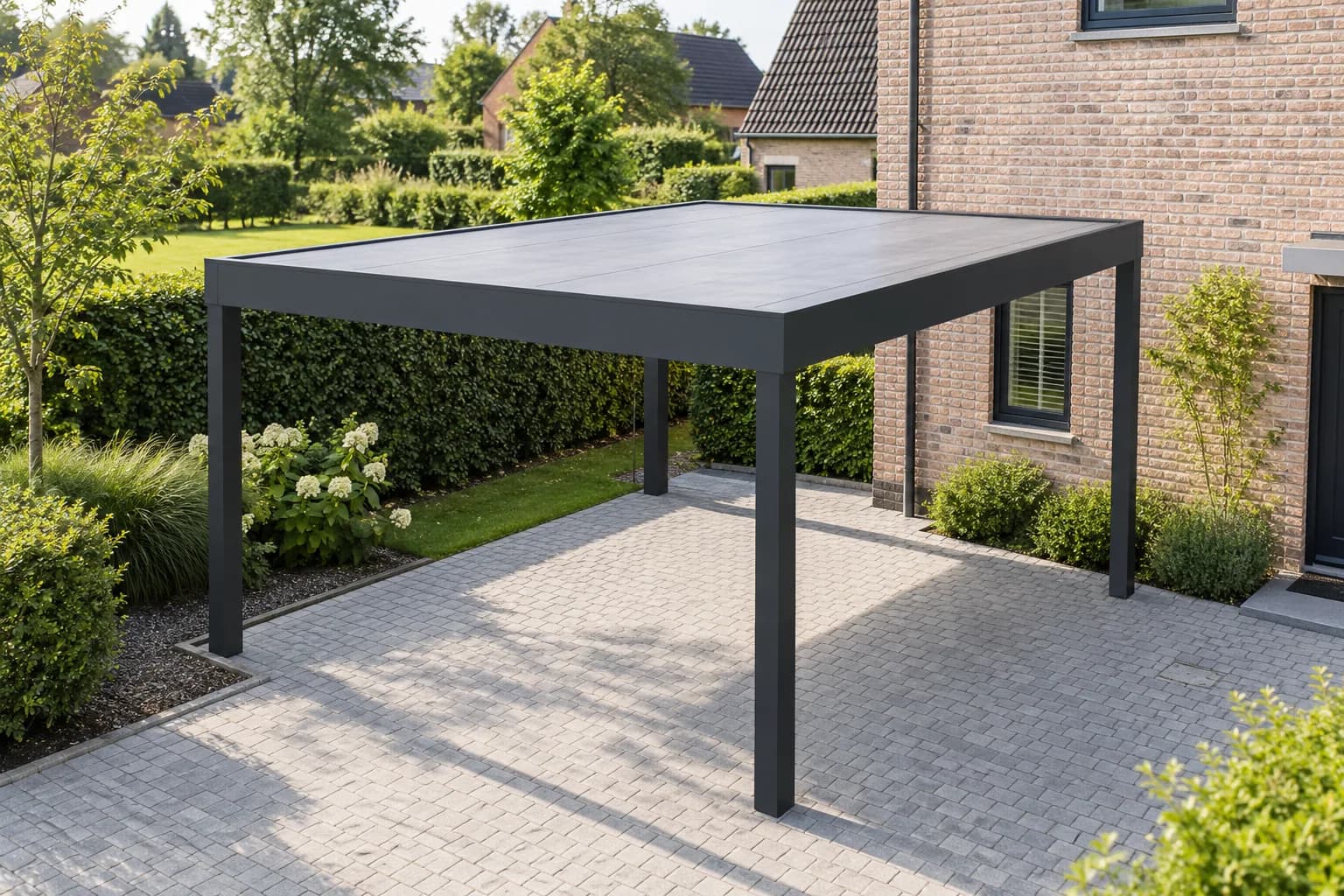 Vrijstaande aluminium carport met een plat rechthoekig dak en vier donkere staanders.