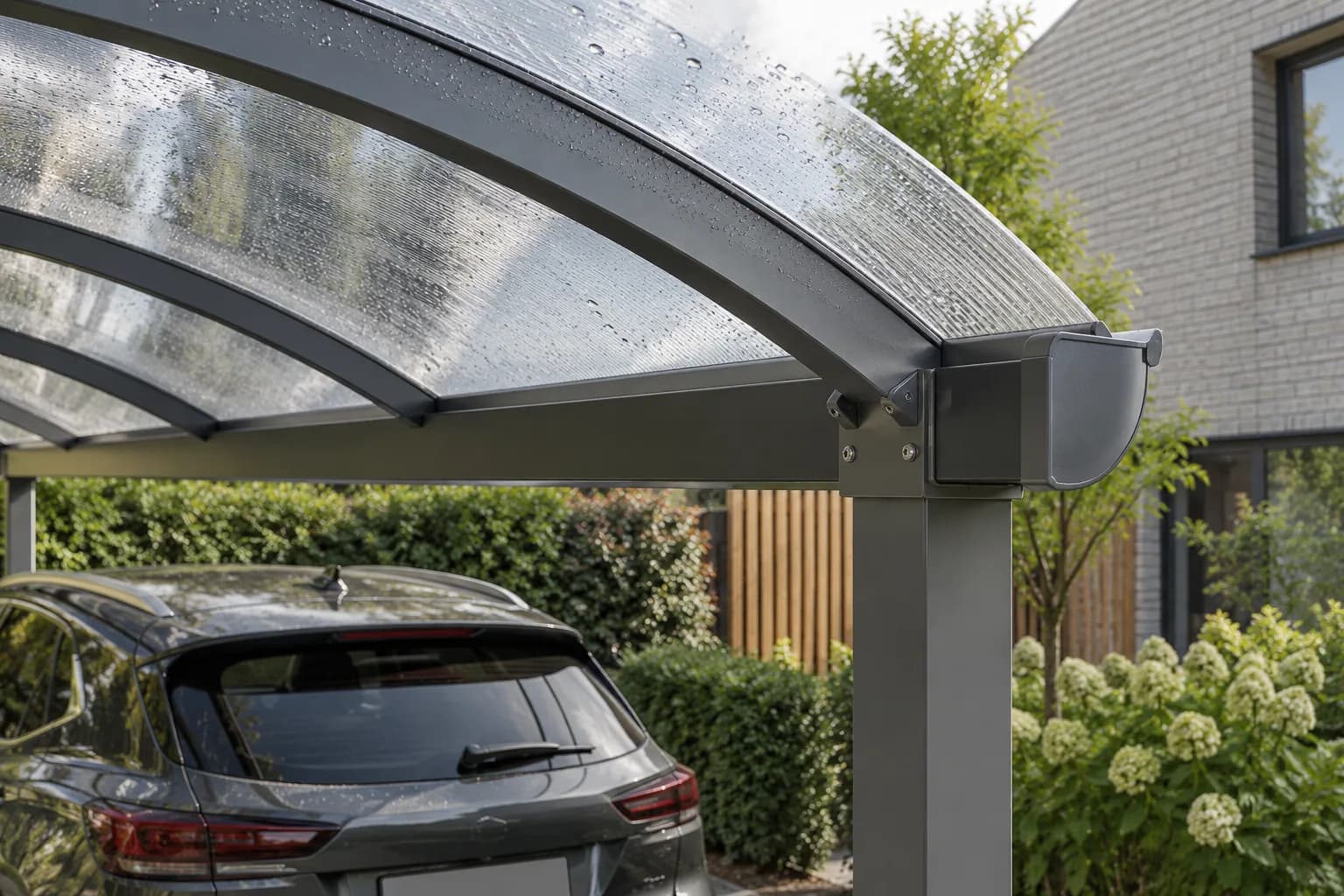 Detail van een gebogen dakplaat, aluminium draagprofiel en goot aan een carport.