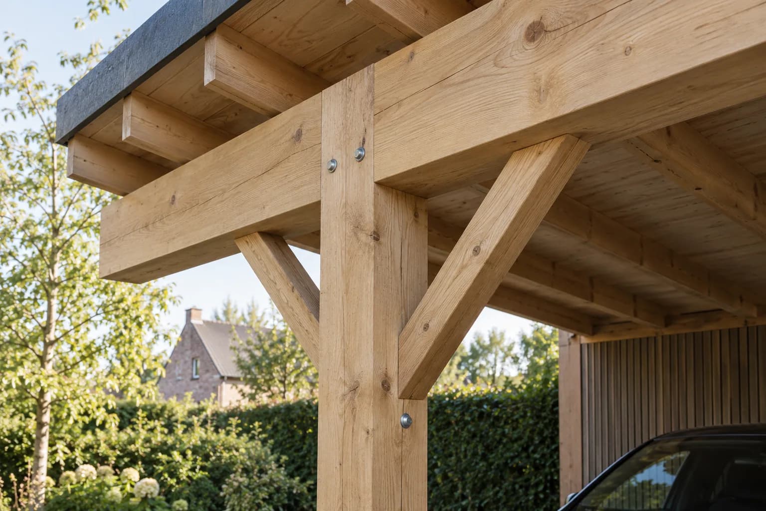 Detail van houten balken en schuine schoren in het draagwerk van een carport.