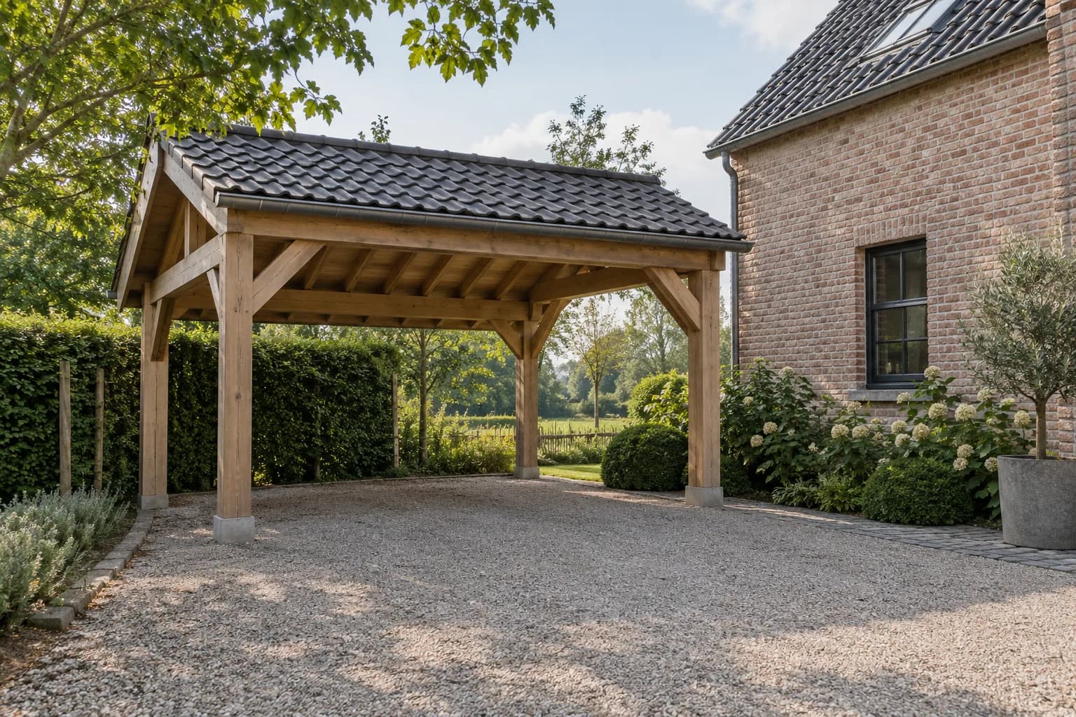 Houten carport met schuine schoren en een donker zadeldak op een grindoprit.