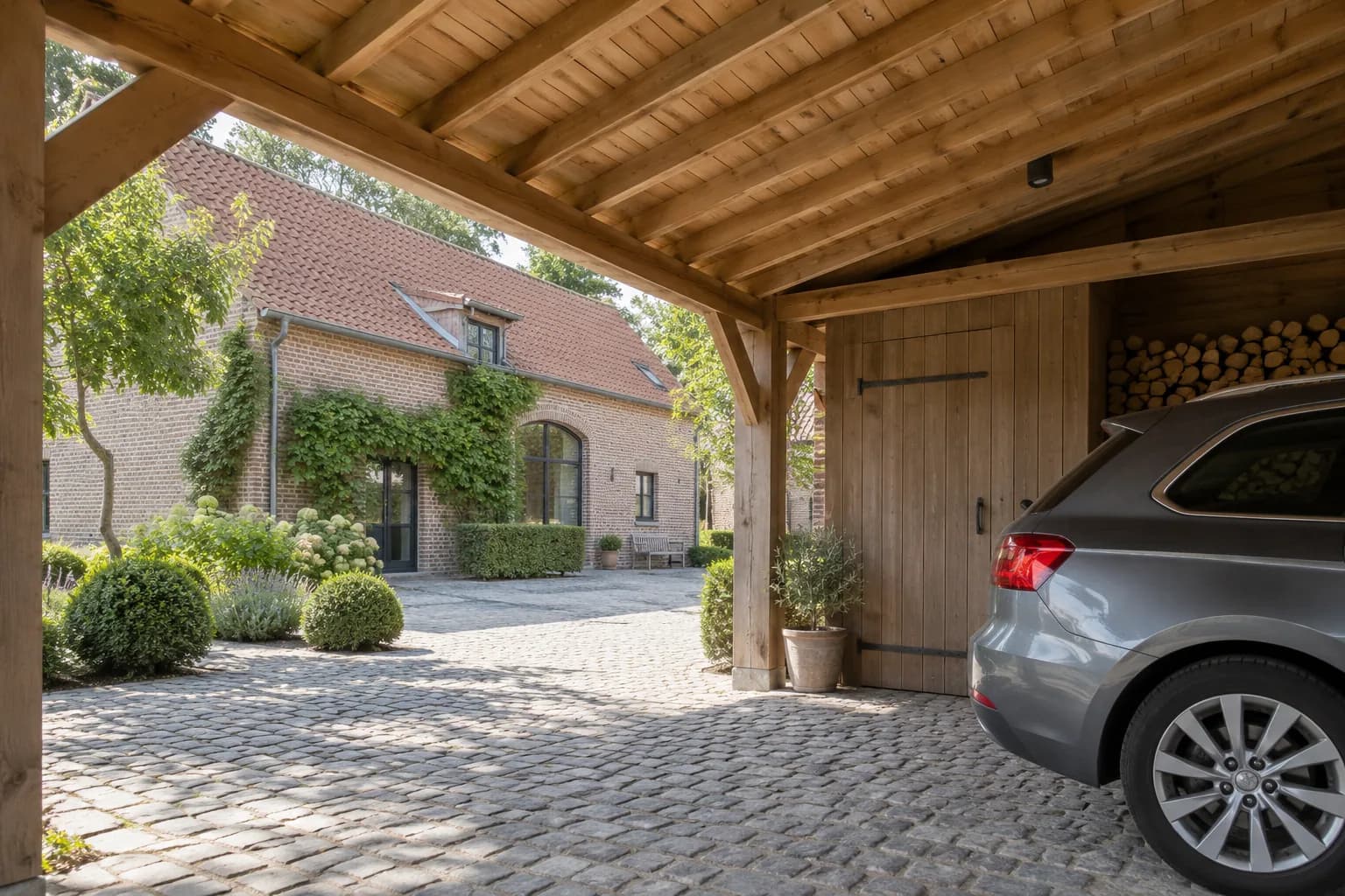 Binnenaanzicht van een landelijke houten carport met zicht op een bakstenen erf.