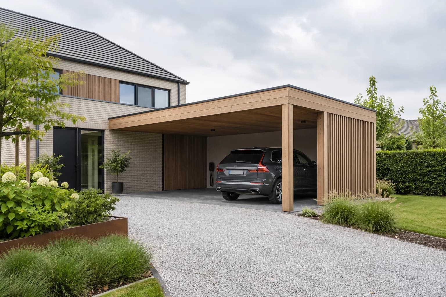 Vrijstaande houten carport bij een woning