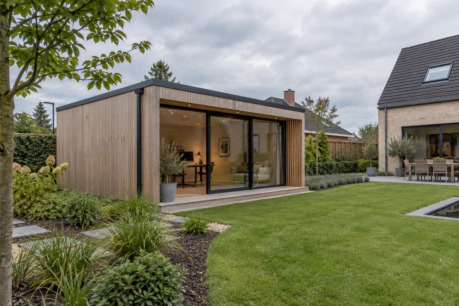 Modern houten bijgebouw met grote ramen in een tuin