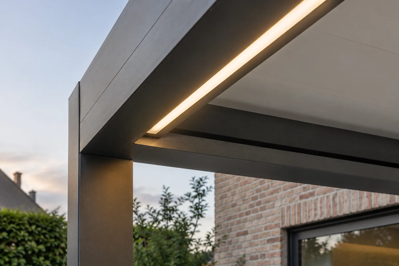 Warmwitte lichtlijn achter een diffuser in de aluminium dakbalk van een terrasoverkapping