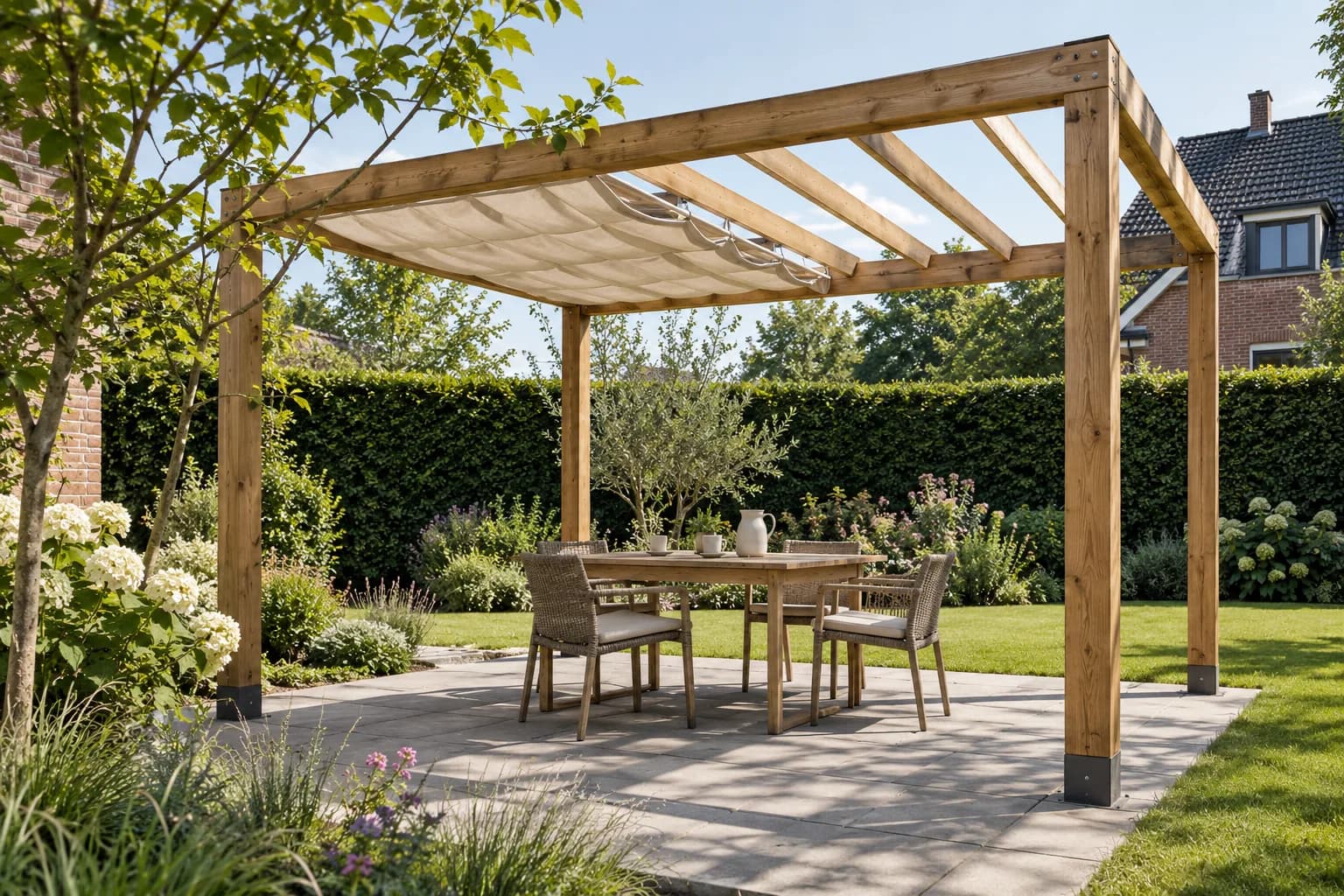 Vrijstaande houten pergola met deels geopend zonweringsdoek en een eettafel op het terras