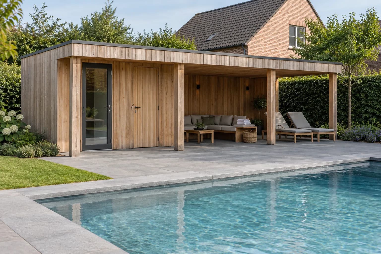Houten poolhouse met gesloten berging, overdekte zithoek, ligstoelen en handdoeken naast een zwembad