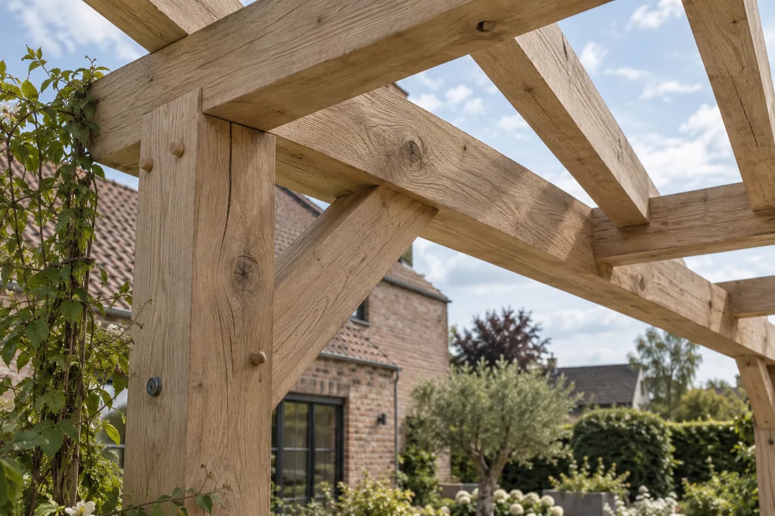 Houten pergolaverbinding met staander, draagbalk, diagonale schoor en open dakliggers.