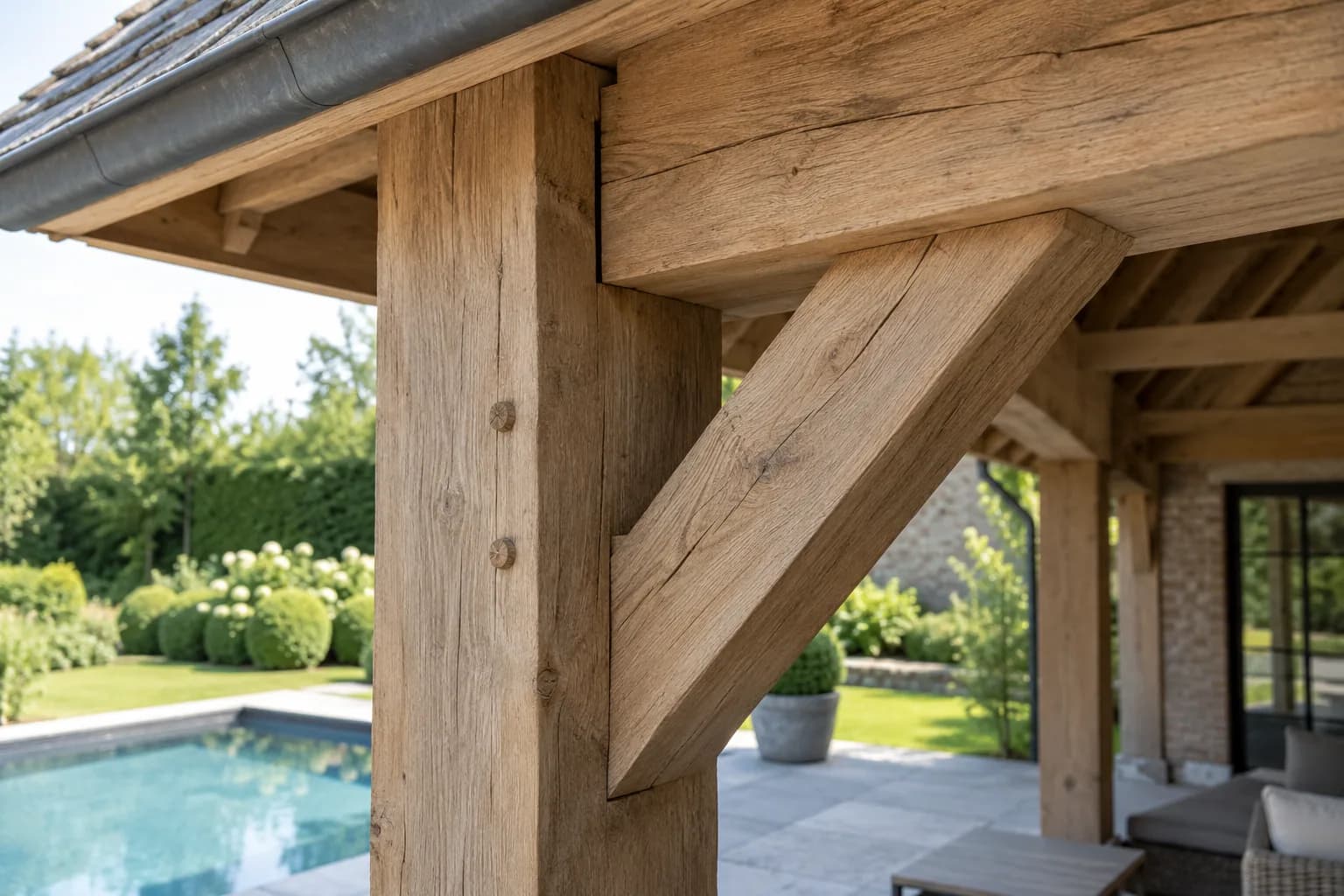 Detail van een eiken staander, horizontale balk en schuine schoor met houten toognagels aan het poolhouse