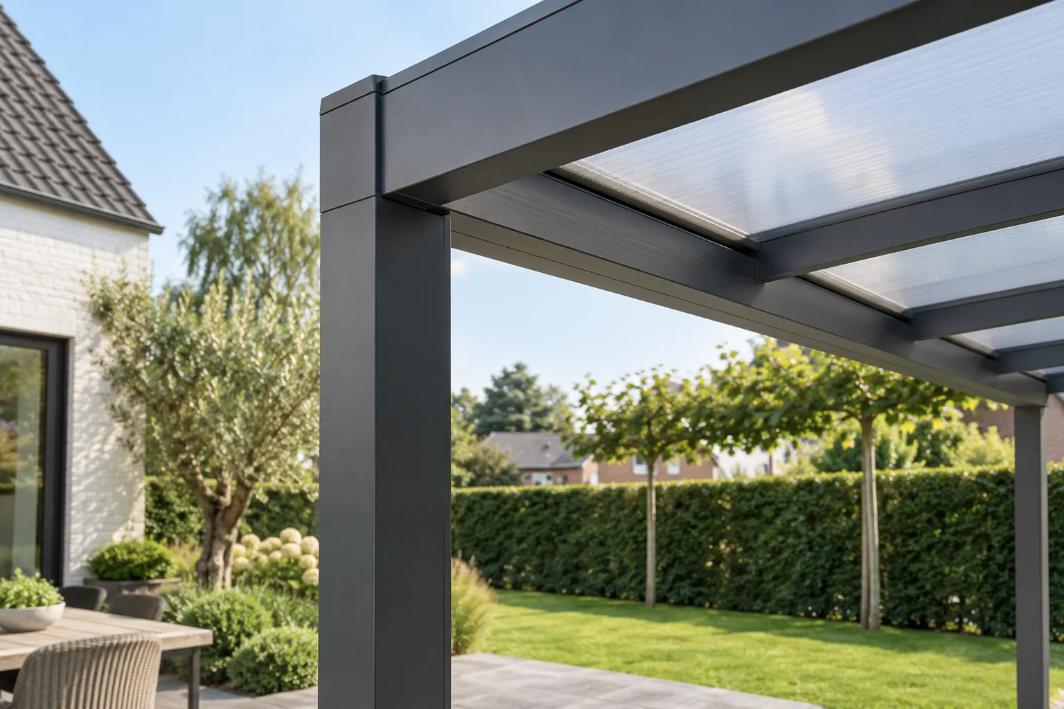 Hoekverbinding van aluminium staander, dakrand en lichtdoorlatende dakplaten.