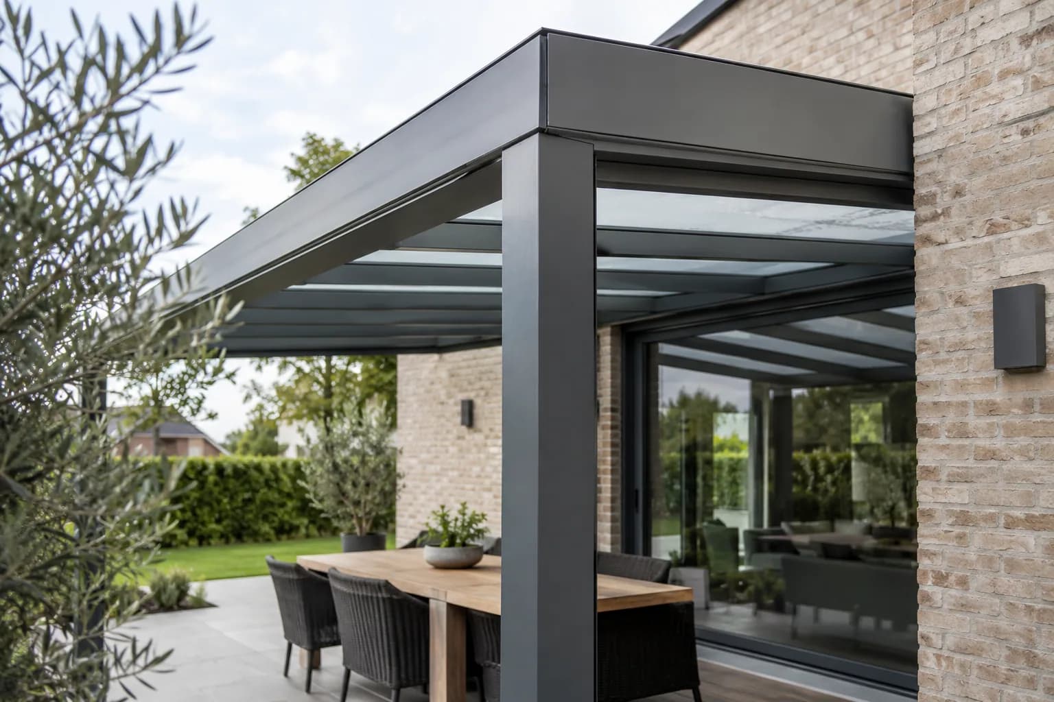 Aluminium dakprofielen en glazen dak van een terrasoverkapping