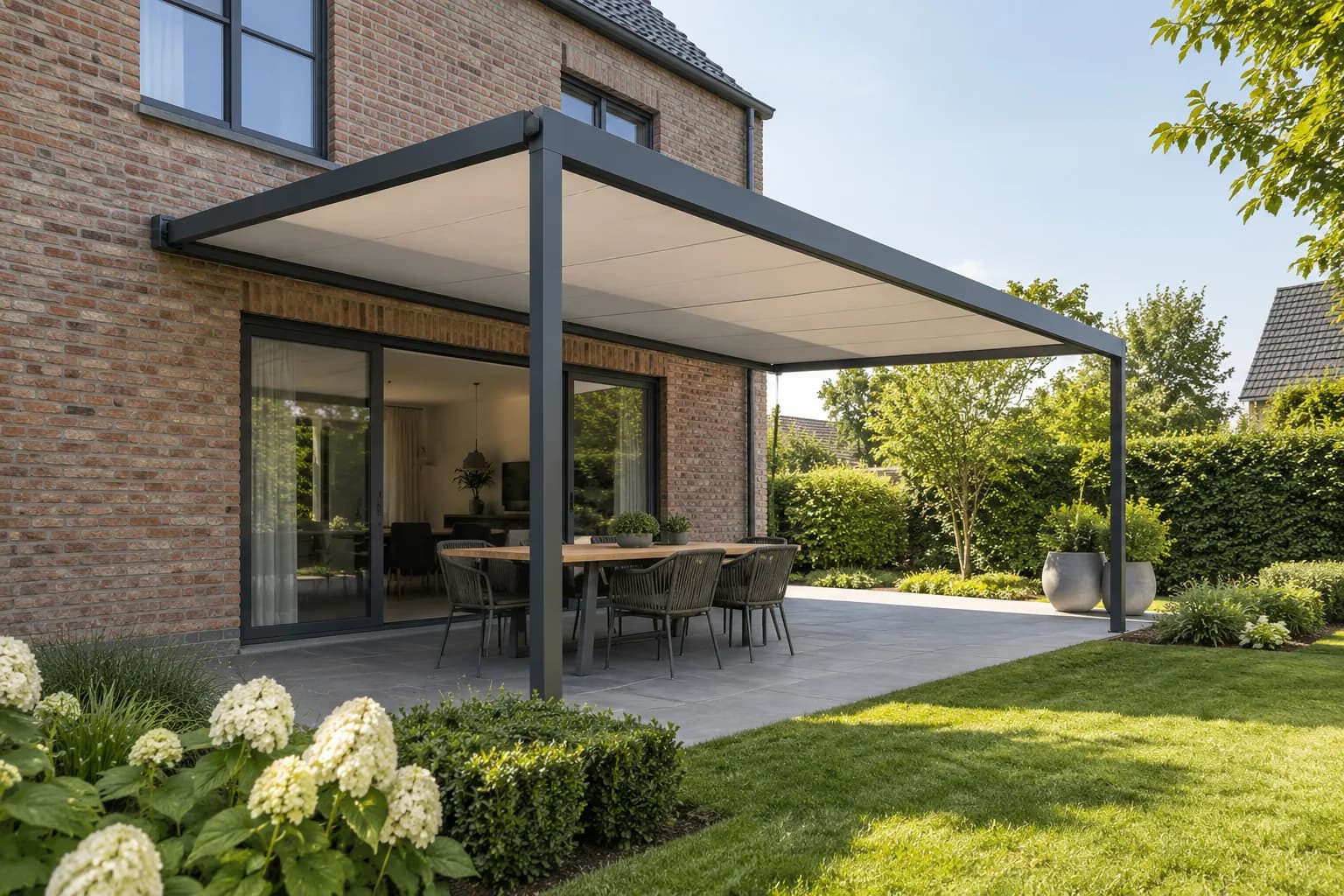 Terrasoverkapping met strak uitgespannen doek boven een eethoek aan de woning.
