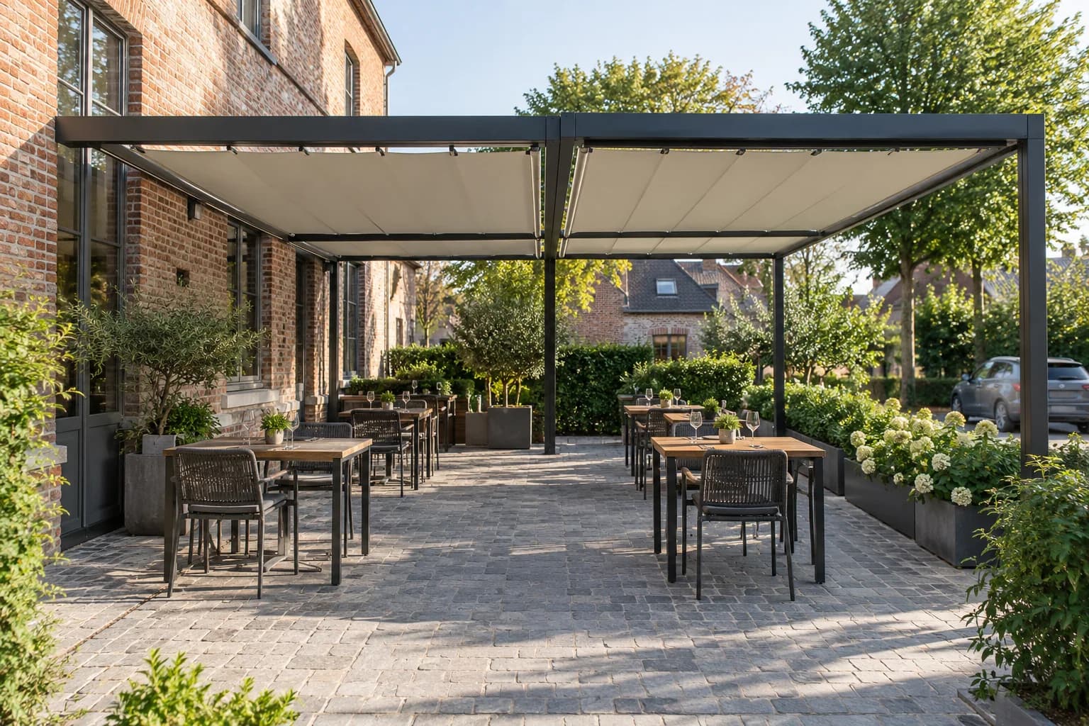 Horecaterras met gekoppelde overkappingen, restauranttafels en een vrije centrale doorgang.