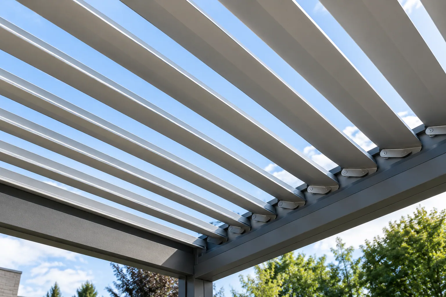 Detail van gekantelde aluminium daklamellen met openingen naar de lucht.
