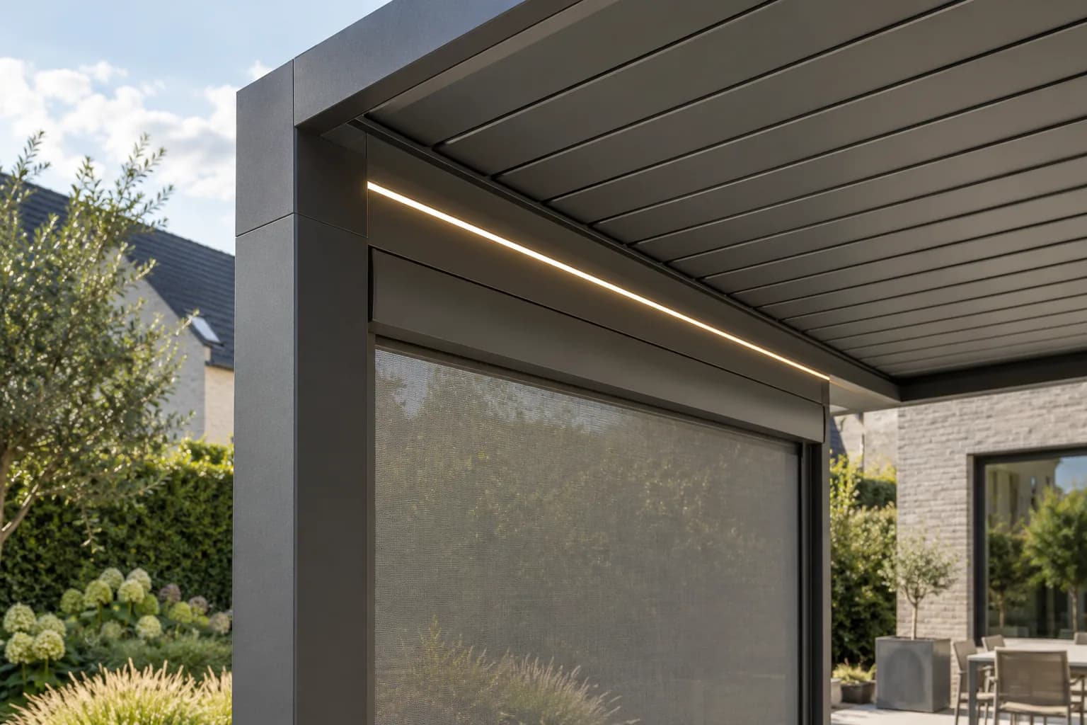 Hoek van een lamellendak met geïntegreerde lichtlijn en cassette voor een zijscreen.
