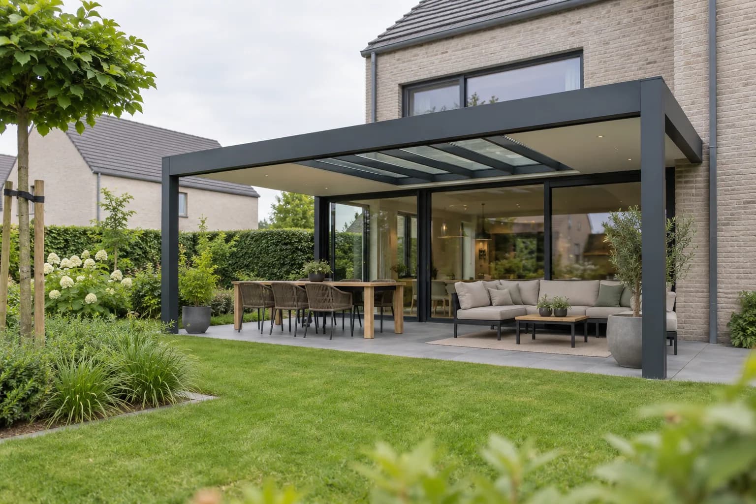 Aluminium terrasoverkapping met glazen dak aan een woning