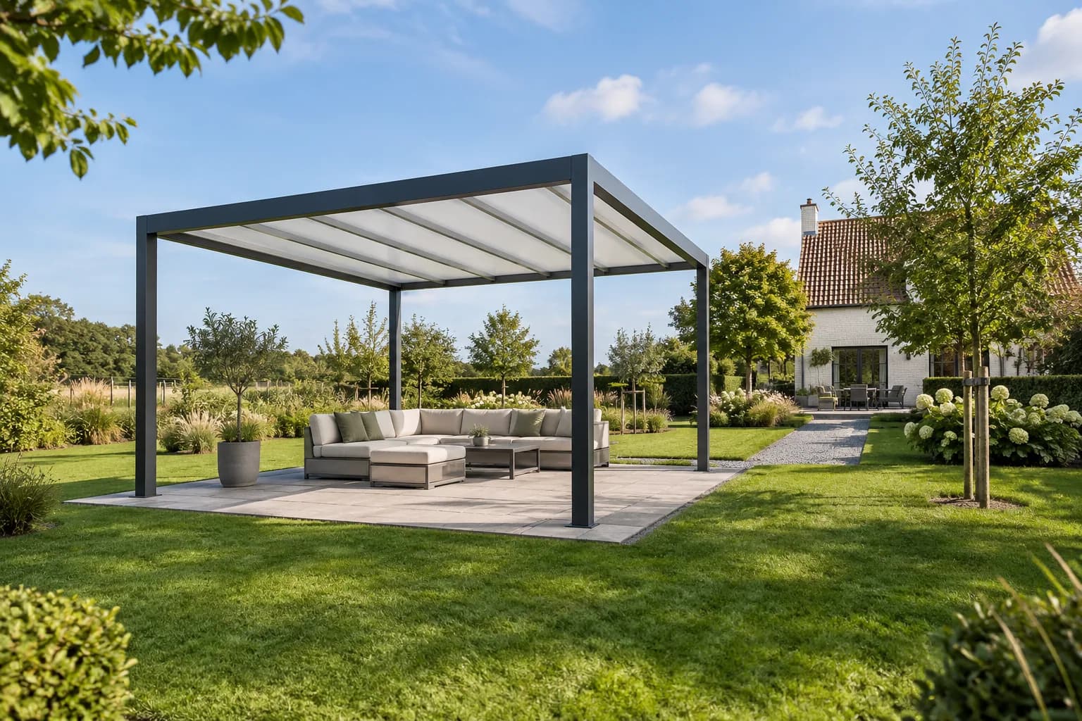 Vrijstaande terrasoverkapping op een betegelde zitplek, los van de woning in de tuin.