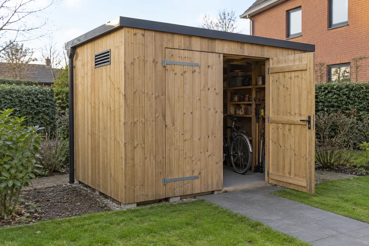 Houten tuinberging met brede dubbele deur, ventilatierooster en ruimte voor een fiets en gereedschap