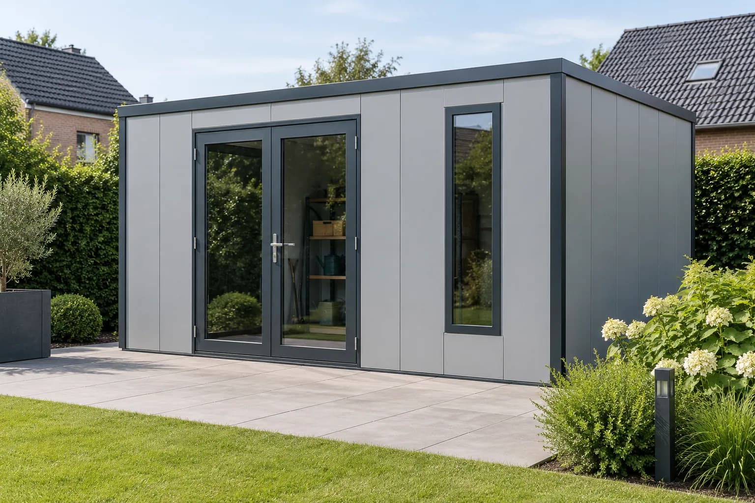 Aluminium tuinhuis met gladde grijze wandpanelen, dubbele deuren en een plat dak.