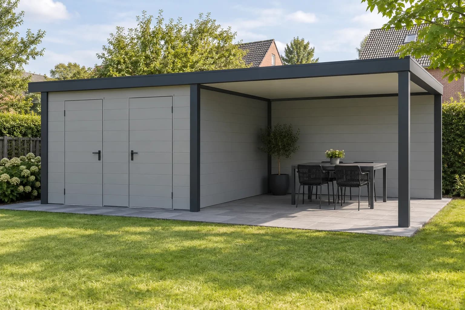 Aluminium tuinberging met lichte wandpanelen en een open overkapping op donkere staanders.