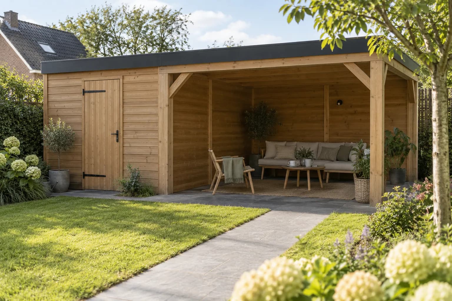 Houten zitbank en tafeltje onder de overkapping naast een houten tuinberging.