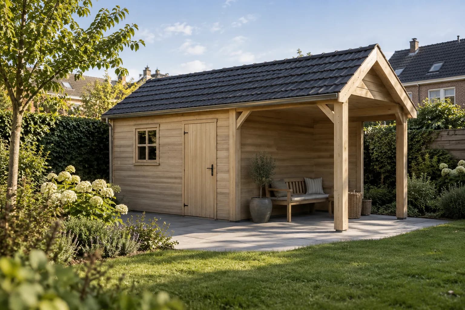 Houten tuinhuis met zadeldak, raam en een overdekte zithoek op houten staanders.