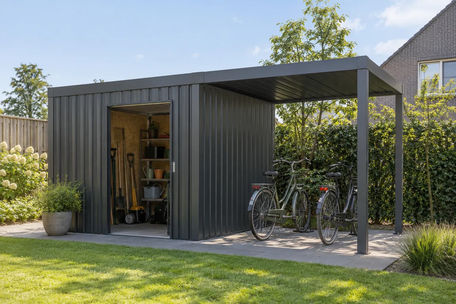 Fietsen onder de overkapping van een metalen tuinhuis met open bergingsdeur.