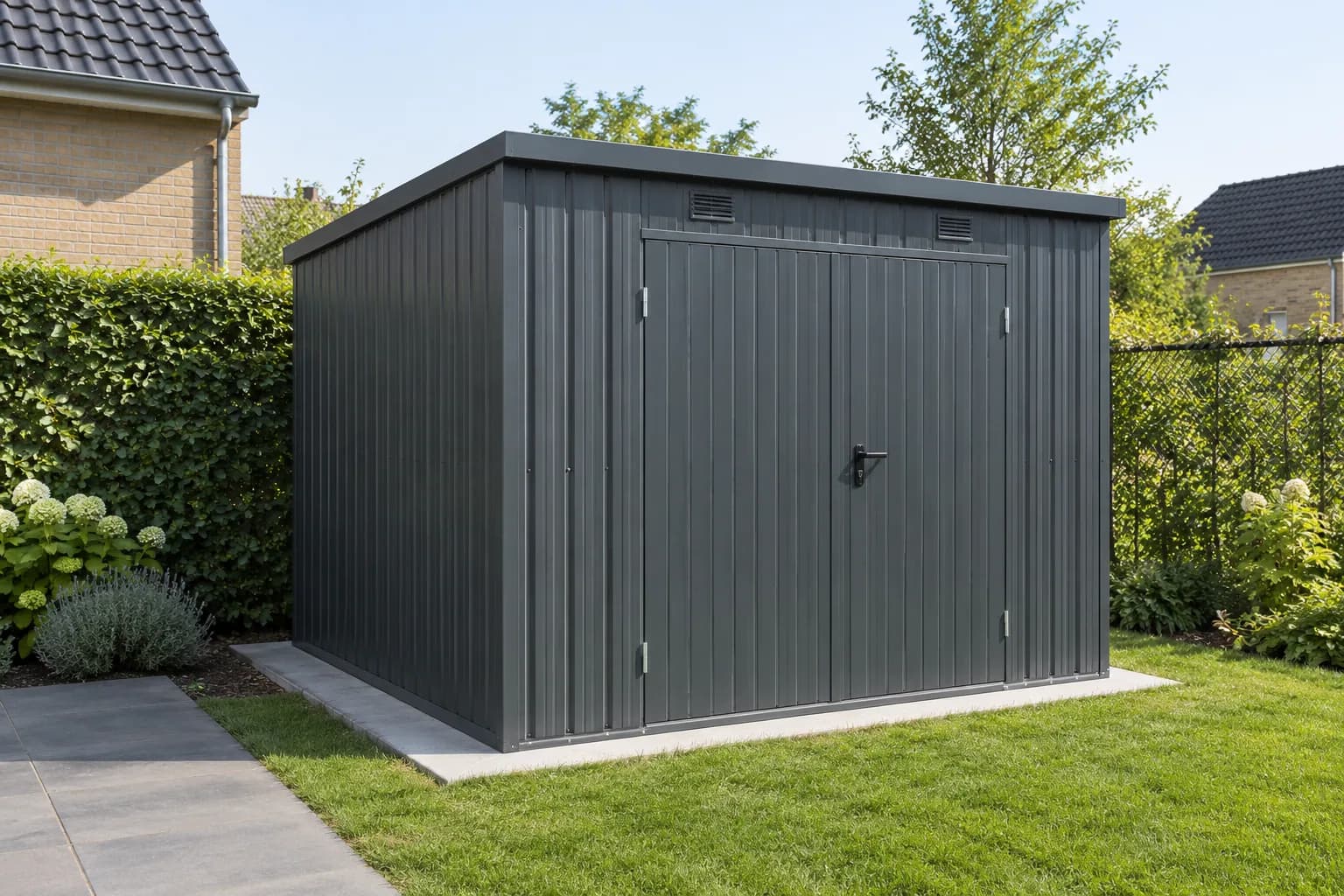 Metalen tuinhuis met verticale staalpanelen, dubbele deuren en een licht hellend dak.