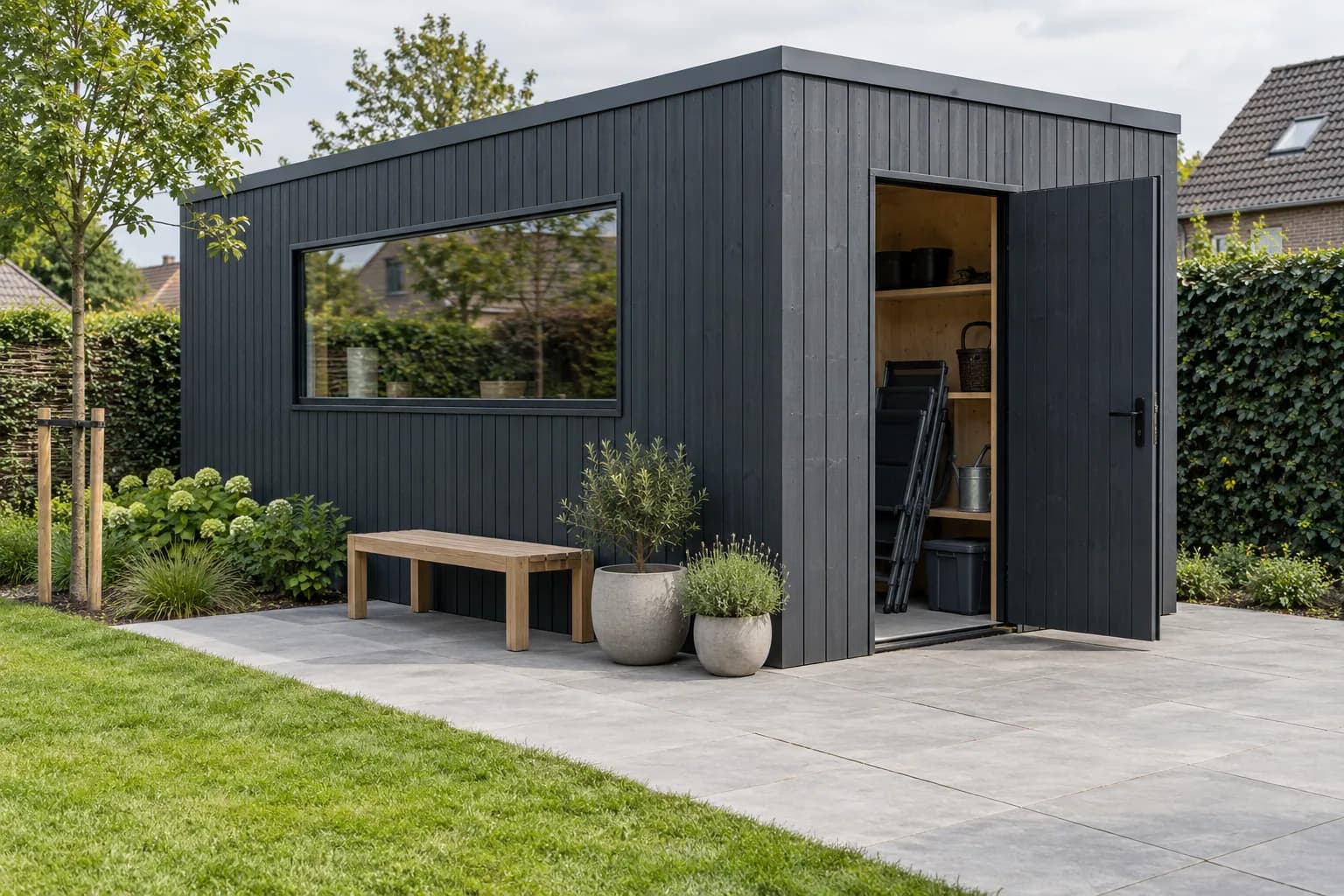 Modern tuinhuis met bergruimte naast een klein terras met een zitbank.